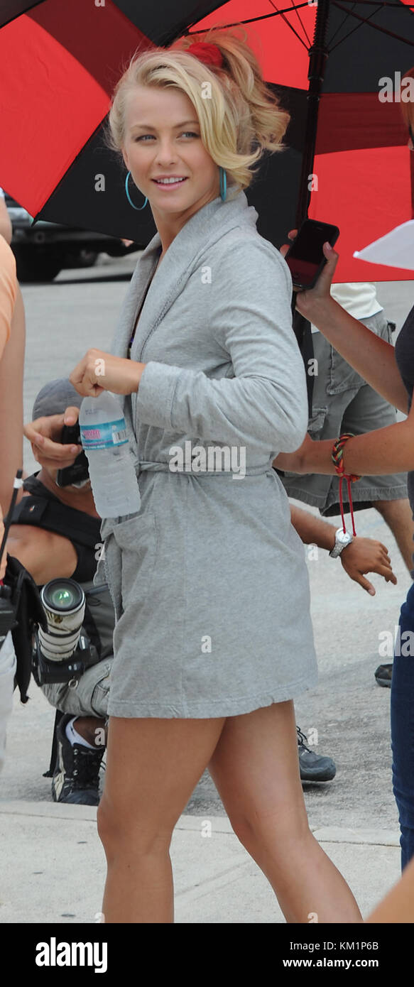 HOLLYWOOD, FL - 13 MAI : premières photos de Julianne Hough et Diego Boneta en costume pour la première fois sur le plateau de 'Rock of Ages' avec Tom Cruise. Le 13 mai 2011 à Miami Beach, Floride. Les gens : Julianne Hough Banque D'Images