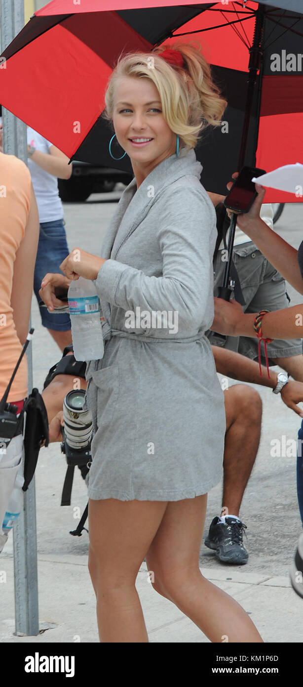 HOLLYWOOD, FL - 13 MAI : premières photos de Julianne Hough et Diego Boneta en costume pour la première fois sur le plateau de 'Rock of Ages' avec Tom Cruise. Le 13 mai 2011 à Miami Beach, Floride. Les gens : Julianne Hough Banque D'Images