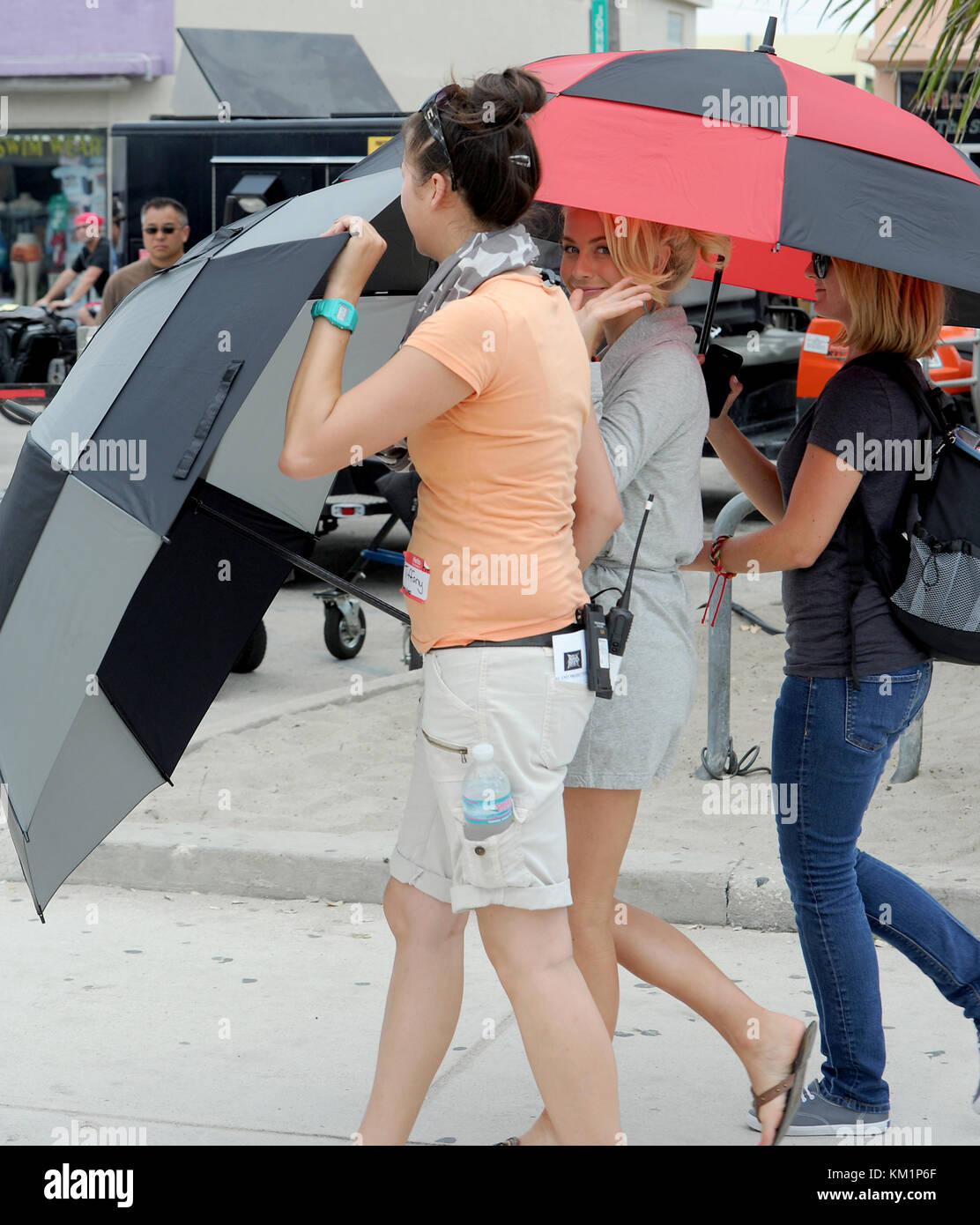 HOLLYWOOD, FL - 13 MAI : premières photos de Julianne Hough et Diego Boneta en costume pour la première fois sur le plateau de 'Rock of Ages' avec Tom Cruise. Le 13 mai 2011 à Miami Beach, Floride. Les gens : Julianne Hough Banque D'Images