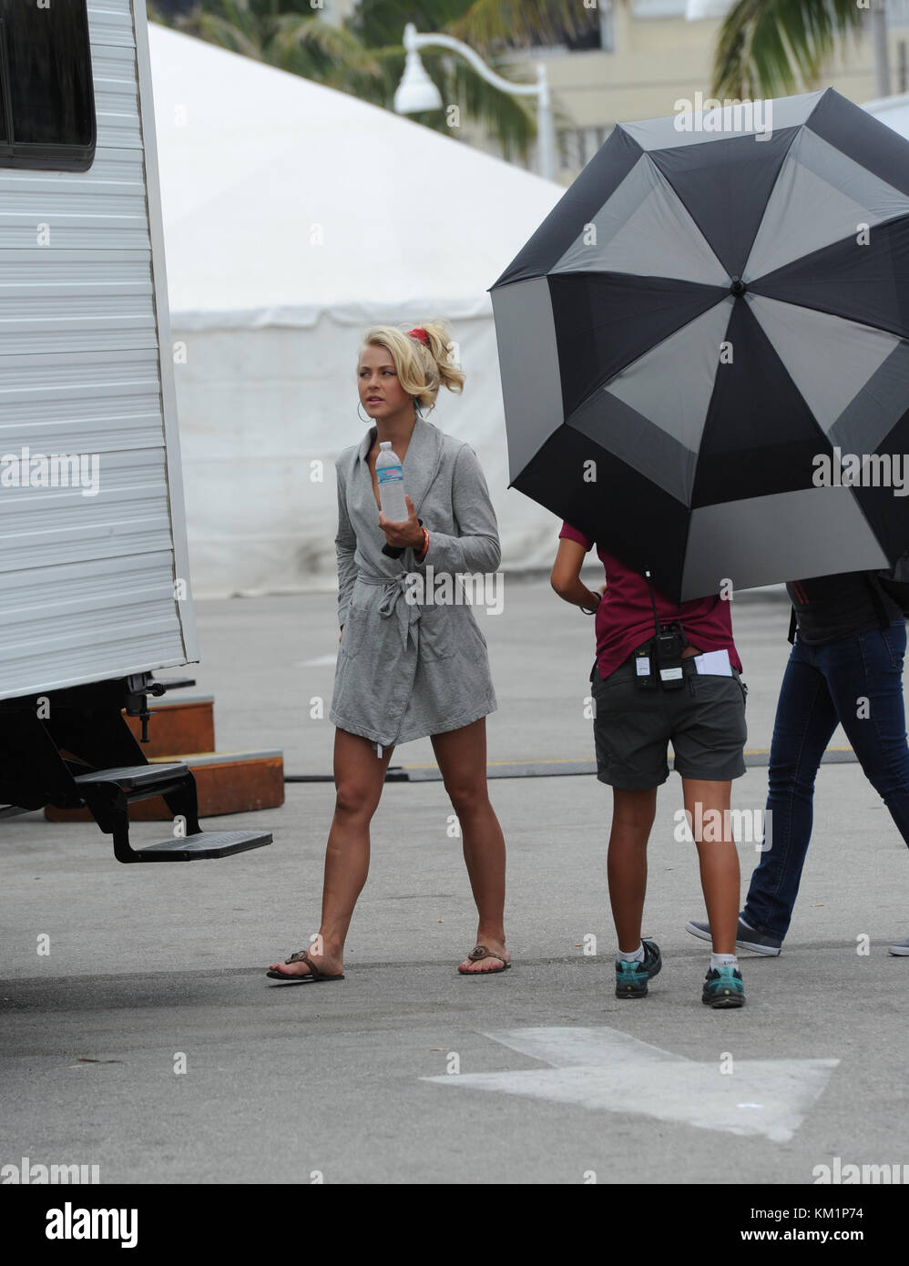Hollywood, fl - Mai 13 : Premières images de julianne hough et Diego boneta en costume pour la première fois sur l'ensemble de "Rock of Ages" avec Tom Cruise. le 13 mai 2011 à Miami Beach, Floride. Personnes : julianne hough Banque D'Images