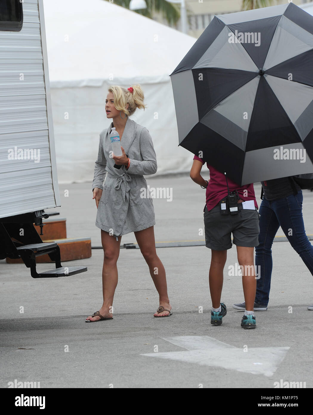 Hollywood, fl - Mai 13 : Premières images de julianne hough et Diego boneta en costume pour la première fois sur l'ensemble de "Rock of Ages" avec Tom Cruise. le 13 mai 2011 à Miami Beach, Floride. Personnes : julianne hough Banque D'Images