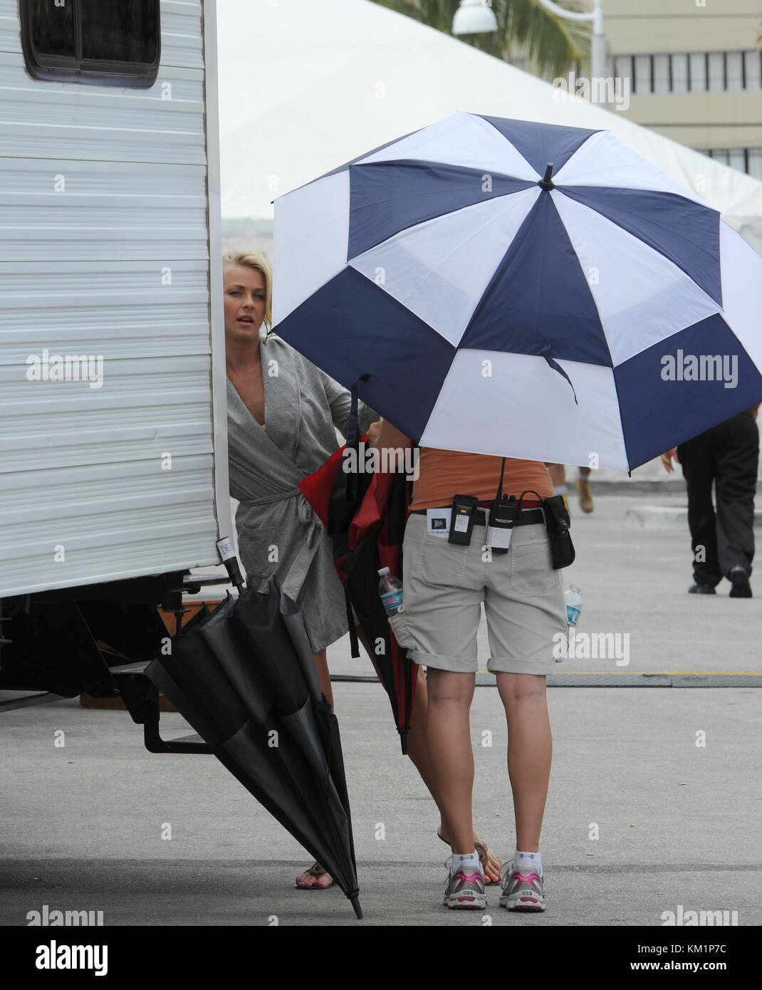 HOLLYWOOD, FL - 13 MAI : premières photos de Julianne Hough et Diego Boneta en costume pour la première fois sur le plateau de 'Rock of Ages' avec Tom Cruise. Le 13 mai 2011 à Miami Beach, Floride. Les gens : Julianne Hough Banque D'Images