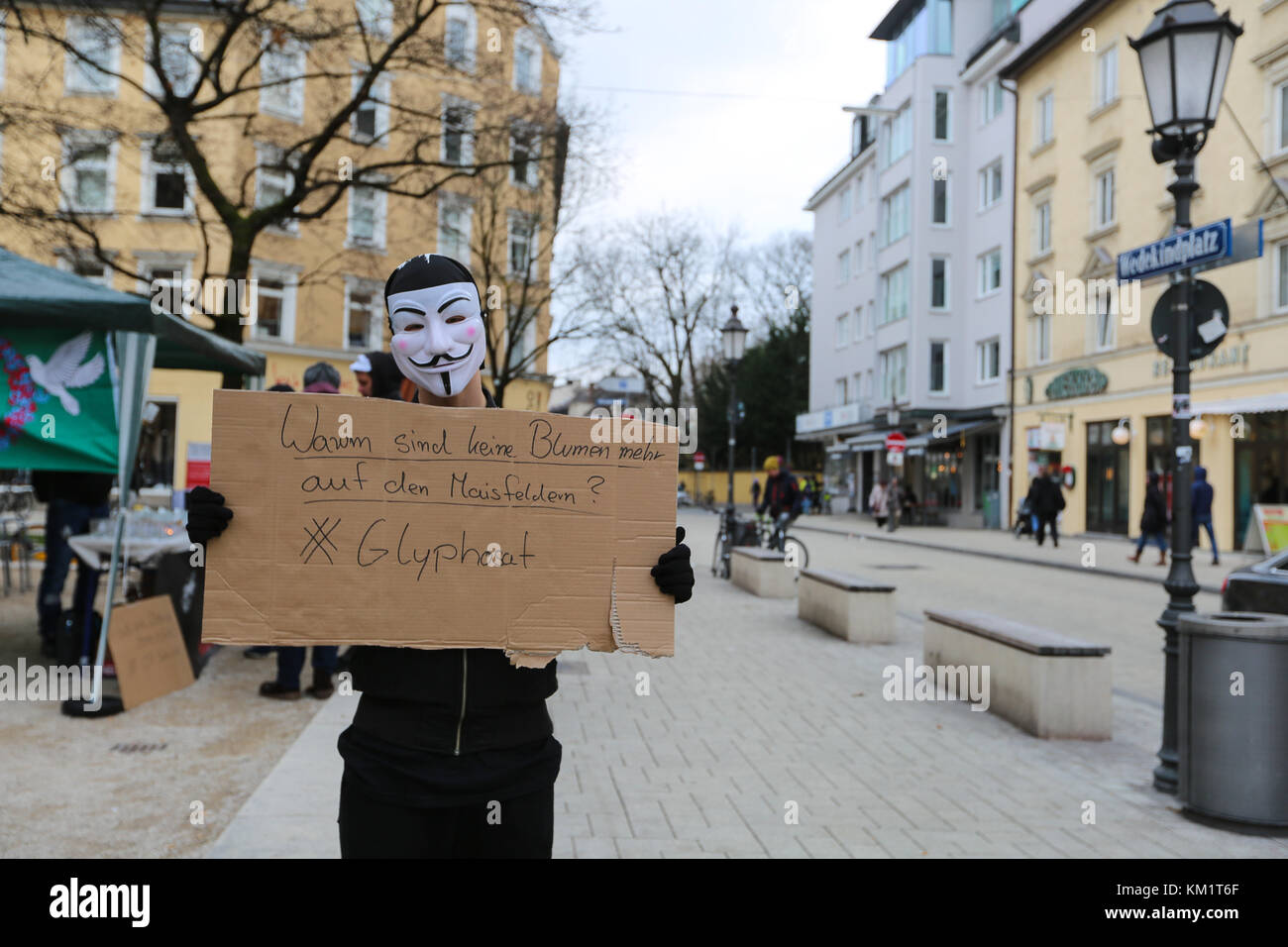 Munich, Allemagne. 09Th dec 2017. organisé un rassemblement d'activistes anonymes à Munich. Ils ont parlé aux gens et distribué des dépliants sur la surveillance, le capitalisme et d'autres sujets. crédit : Alexander pohl/pacific press/Alamy live news Banque D'Images