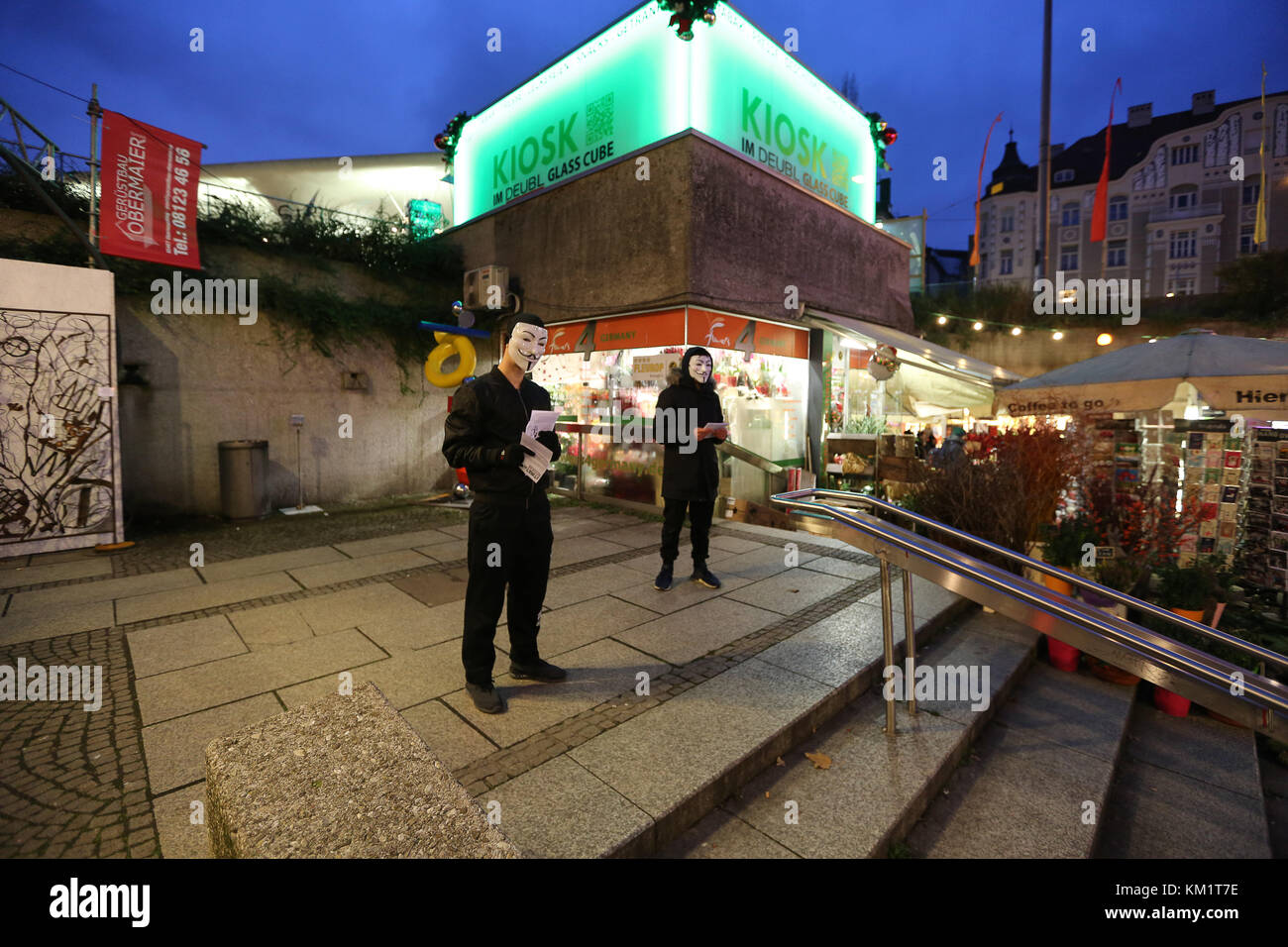 Munich, Allemagne. 09Th dec 2017. organisé un rassemblement d'activistes anonymes à Munich. Ils ont parlé aux gens et distribué des dépliants sur la surveillance, le capitalisme et d'autres sujets. crédit : Alexander pohl/pacific press/Alamy live news Banque D'Images