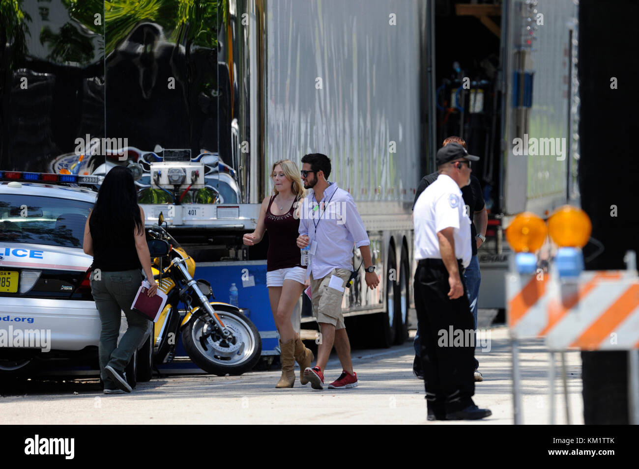 Fort Lauderdale, FL - 17 juin : voici la première image de Tom Cruise que vieillissement couvre-culasse stacee jax dans Rock of Ages. Le film a également étoiles mary j. blige, julianne Hough, Alec Baldwin, Paul Giamatti, diego bonet, Russell Brand, CATHERINE ZETA-JONES, Bryan cranston et malin akerman le 17 juin 2011 à Fort Lauderdale, Floride personnes : malin akerman Banque D'Images