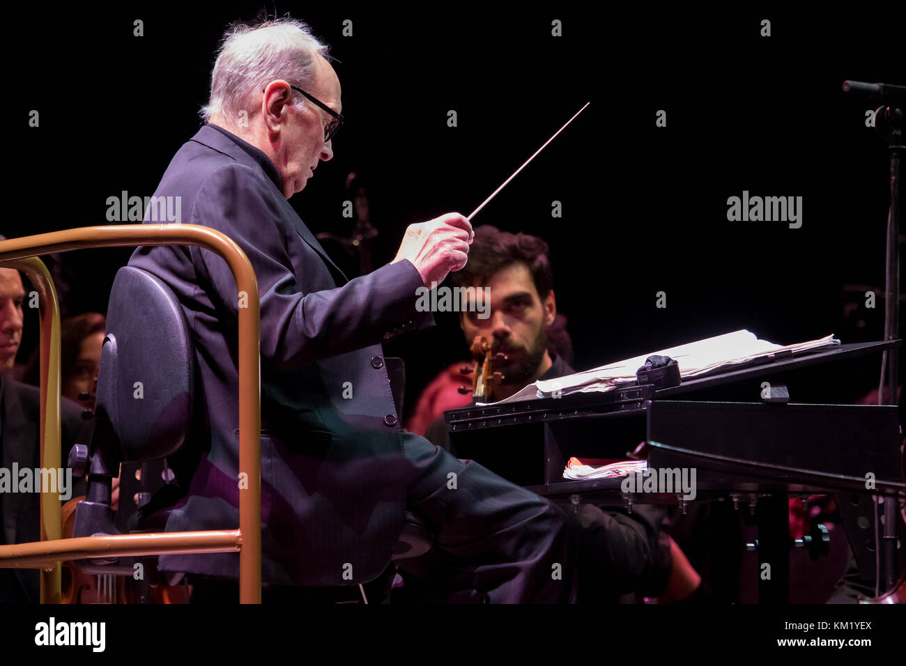 Milano, Italie. 09Th dec 2017. Même les milanais date de maestro Ennio Morricone était complètement épuisé comme chaque jour dans le passé récent. crédit : luca marenda/pacific press/Alamy live news Banque D'Images