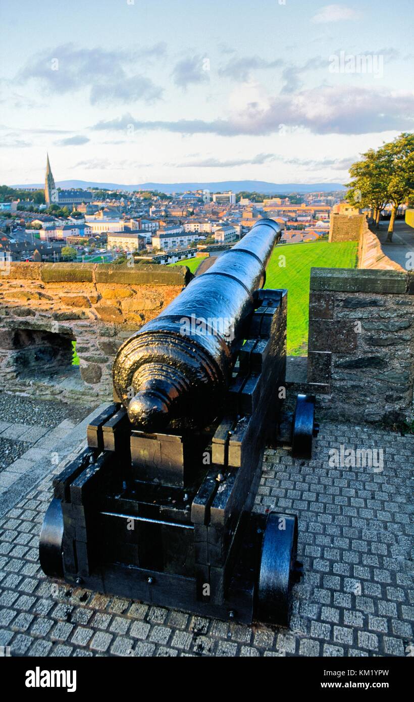 Derry, Irlande. Cannon appelé Roaring Meg utilisé contre l'état de siège de 1689. Le Bastion double sur les murs de la ville donnant sur le Bogside Banque D'Images