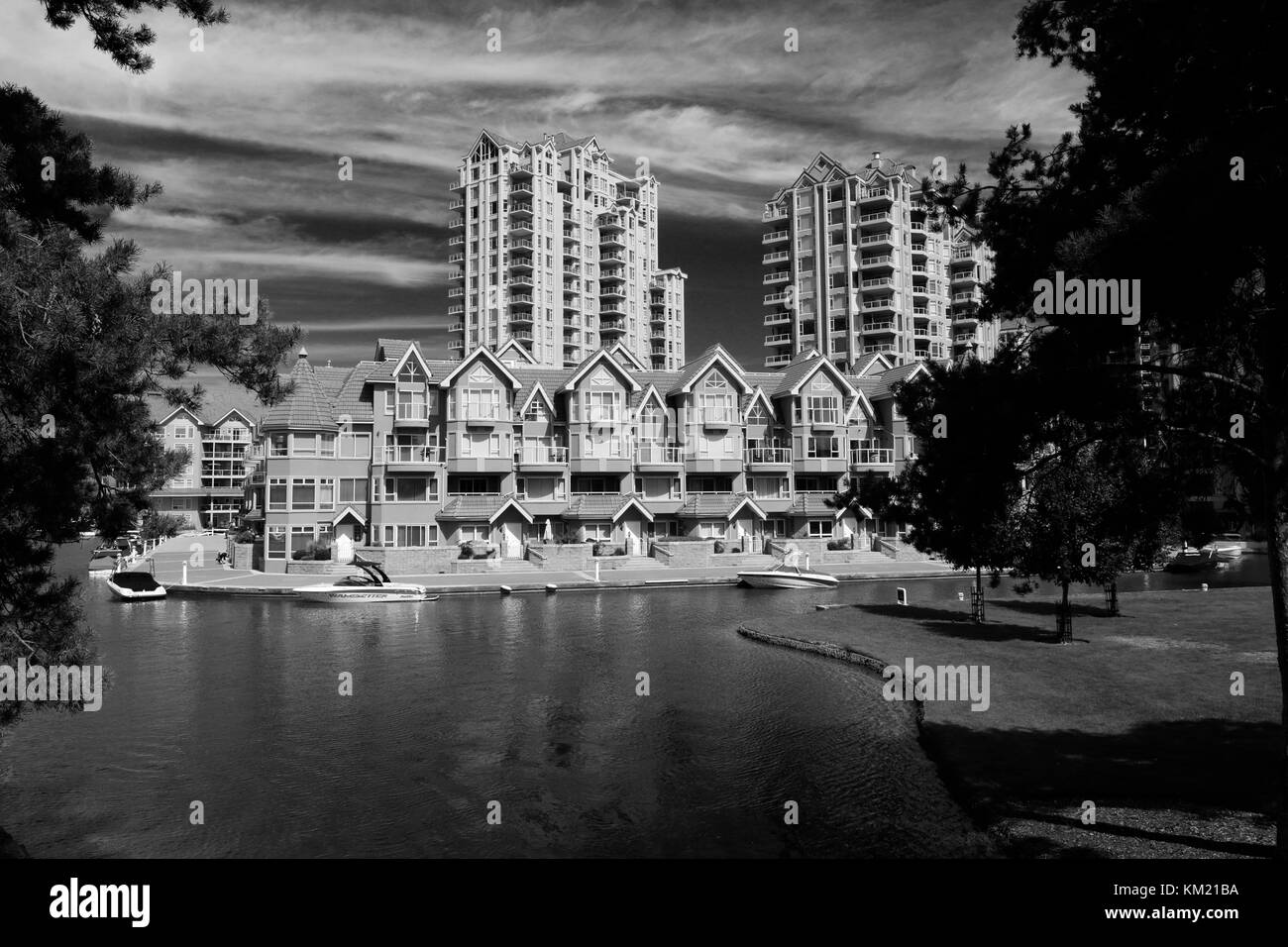 L'été, à l'exclusion des tours d'appartements à Waterfront Park, centre-ville de Kelowna, région de l'Okanagan, Colombie-Britannique, Canada Banque D'Images