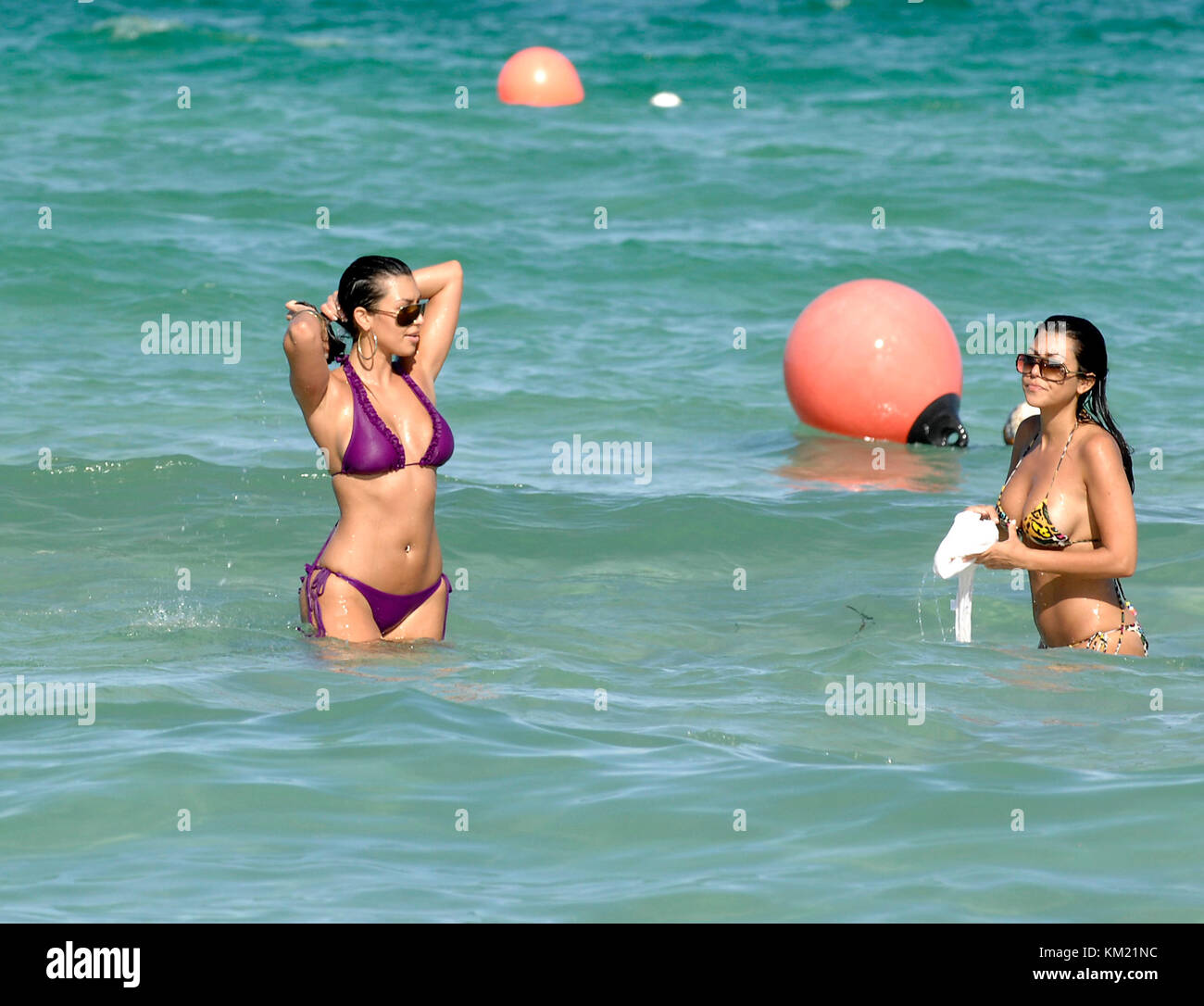 SMG Kardashian Beach 071407 28 MIAMI BEACH, FL - 14 JUILLET 2007 : Kim Kardashian fille de O. J avocat Robert Kardashian et ami proche de pairs Hilton, s'amuse au soleil avec des amis le 14 juillet 2007 à Miami Beach. (Photo de Storms Media Group) personnes : Kim Kardashian Banque D'Images