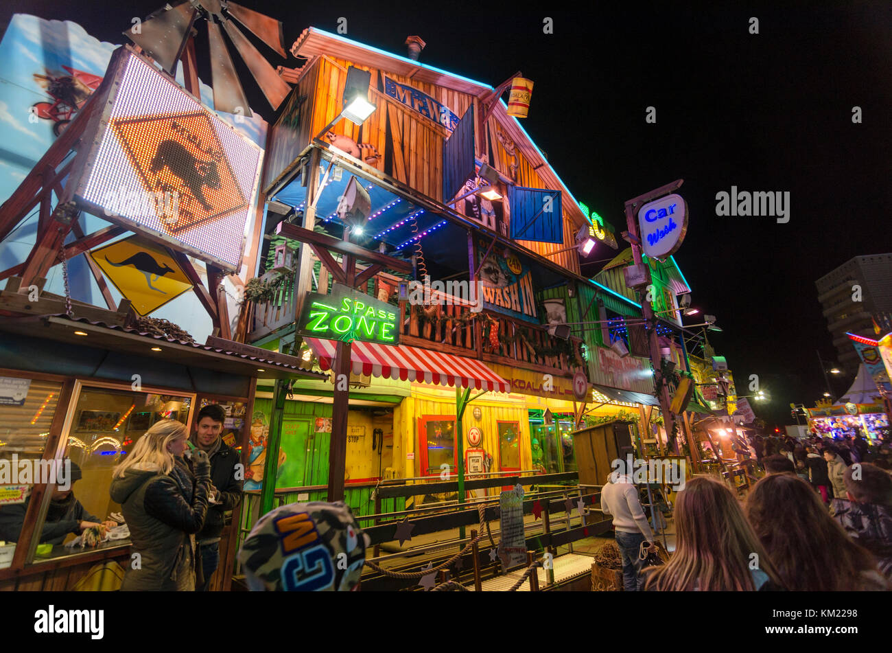 Manèges de Wintertraum suis Alexa, la plus grande foire annuelle de Berlin et marché de Noël. Berlin, Allemagne Banque D'Images
