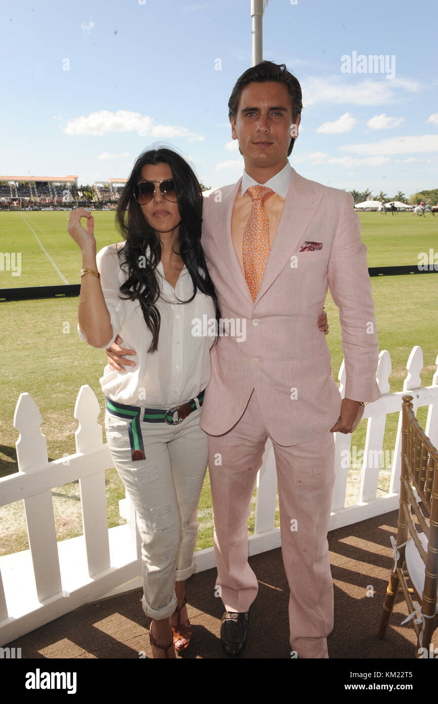 WEST PALM BEACH, FL - 14 MARS : Kourtney Kardashian et Scott Disick avec leur jeune fils Mason Dash Disick à la remorque prennent une leçon de polo avec le meilleur joueur de polo américain Nic Roldan. Le couple a été rejoint par sœur Khloe Kardashian. Le clan kardashian a passé un excellent après-midi, à cheval et à plaisanter pendant qu'ils buvaient du champagne à la plage de palmiers du club de polo international le 14 mars 2010 à Wellington, en Floride. Les gens : Kourtney Kardashian Scott Disick Banque D'Images