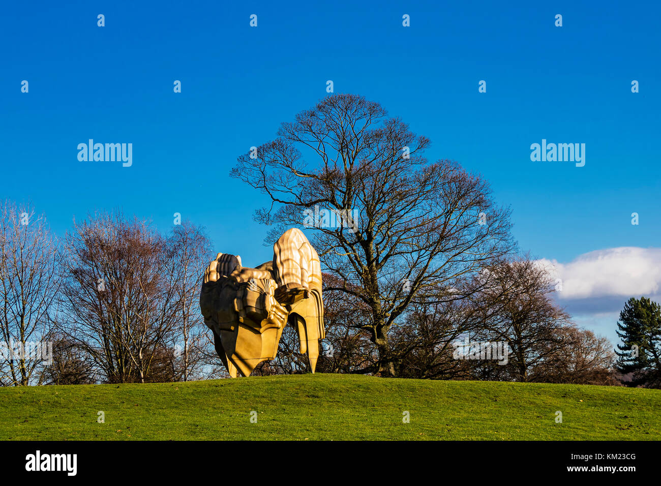 Grande sculpture de bronze de Caldera (2008) par le sculpteur Tony Cragg leader dans le Yorkshire Sculpture Park. Banque D'Images