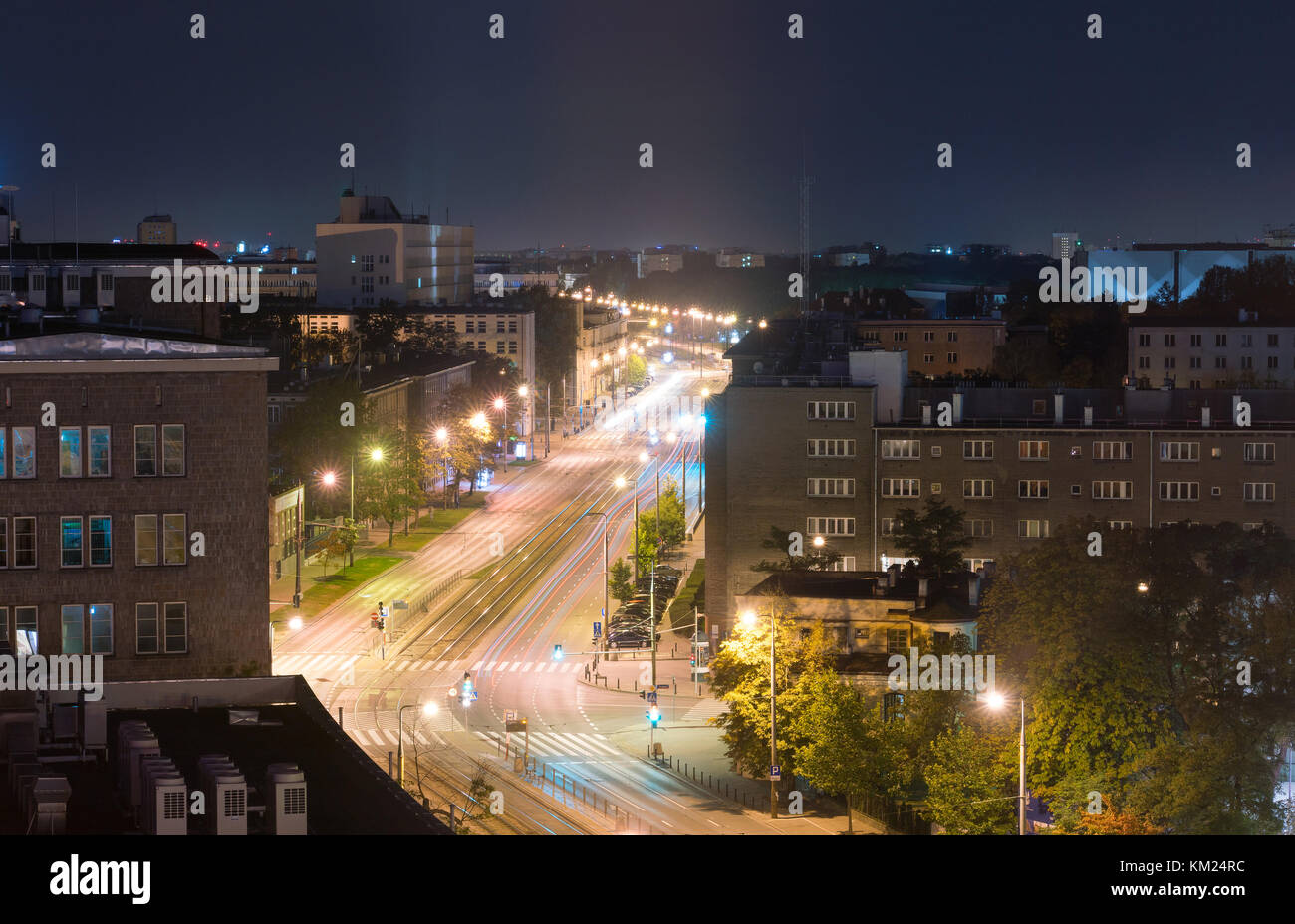Vue de la nuit de l'Avenue de l'Indépendance à Varsovie Banque D'Images
