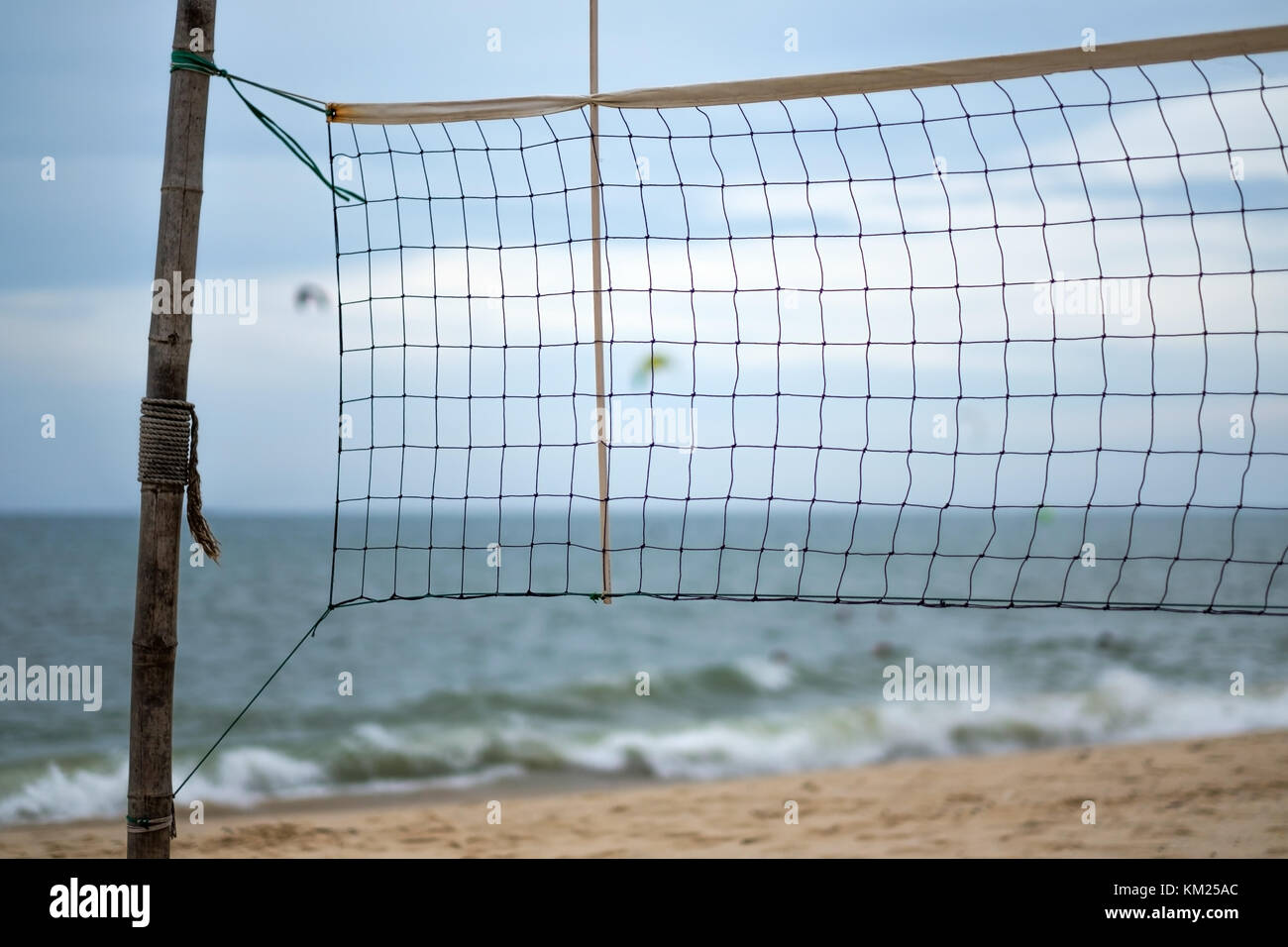 Un filet de volleyball de plage sur la plage près de l