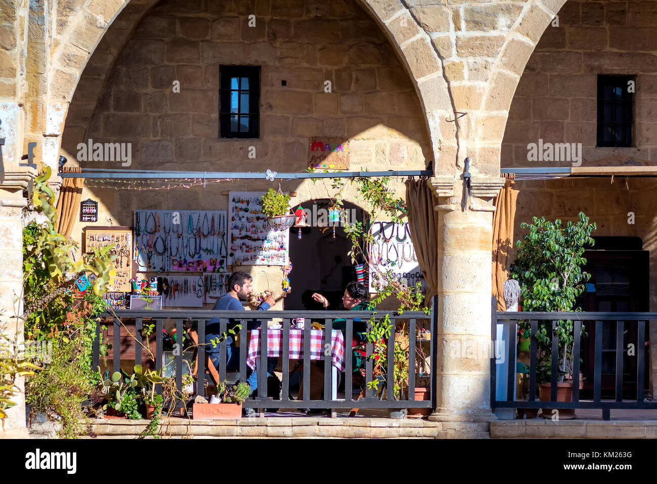 Nicosie, Chypre - 23 décembre 2015 : Boutique de souvenirs avec des produits traditionnels du buyuk han. Banque D'Images