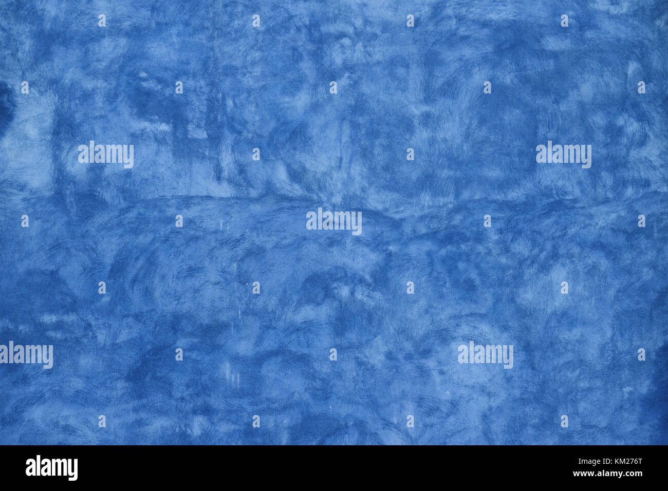 Grunge blue s'est évanoui ancienne inégale de daub mur de plâtre texture background de taches et de traits de peinture, Close up Banque D'Images