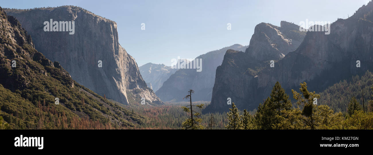Célèbre vue de tunnel dans la vallée de Yosemite, Yosemite National Park, California, USA Banque D'Images