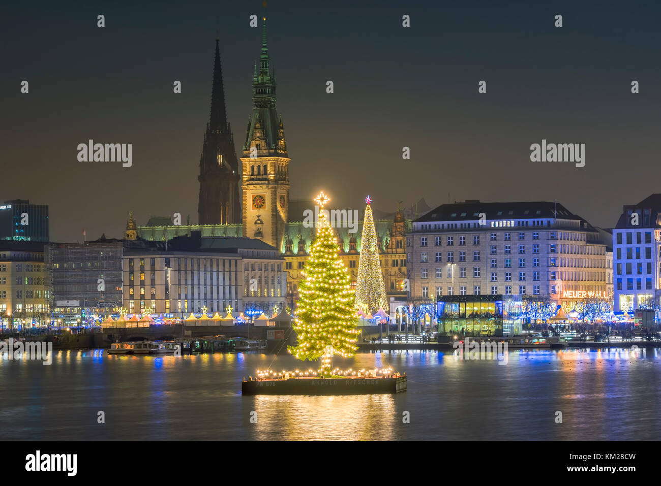 Arbre de Noël sur le lac intérieur Alster à Hambourg, Allemagne, Europe Banque D'Images