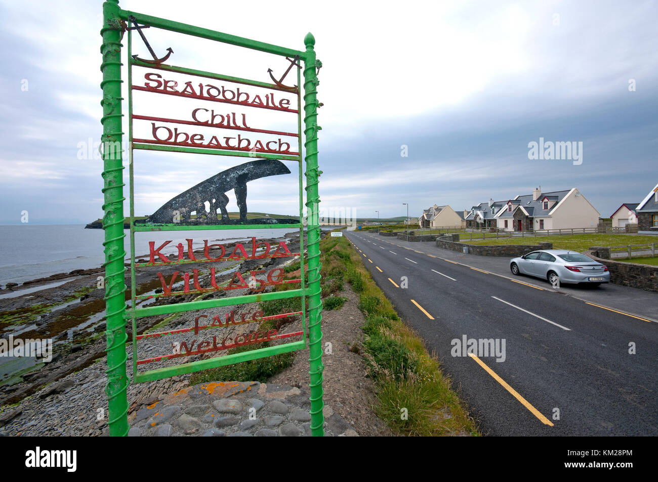 Panneau de bienvenue avec bateau à Kilbaha curragh, village du comté de Clare, Irlande Banque D'Images