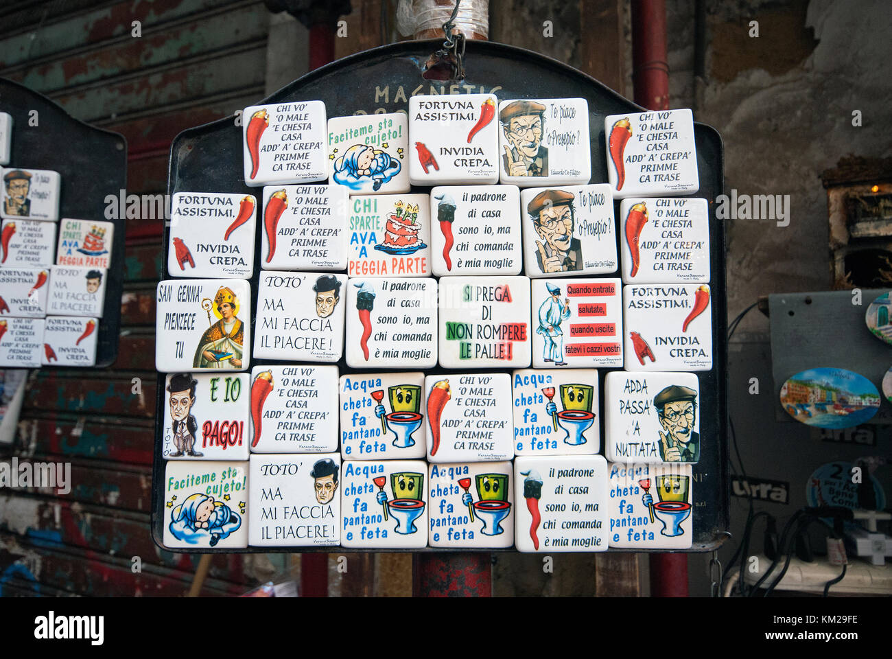 Des aimants de réfrigérateur à vendre dans la Via San Gregorio Armeno, Naples, Campanie, Italie Banque D'Images