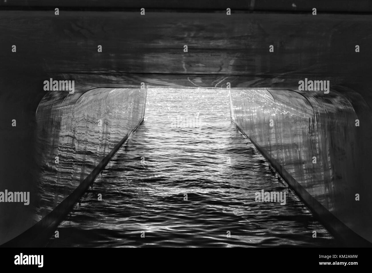 Le bas d'un bateau sur le quai Banque D'Images