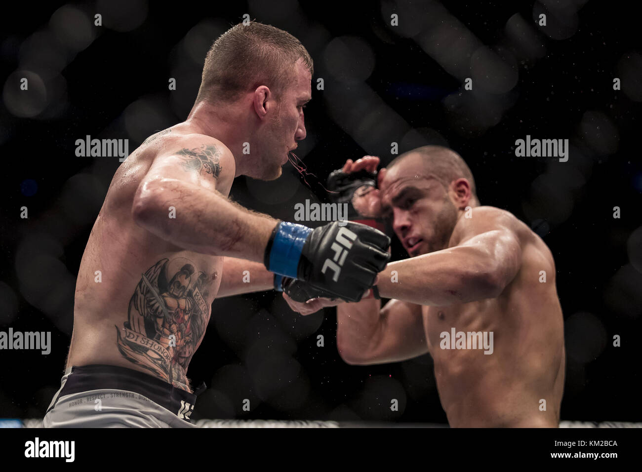 Detroit, Michigan, USA. 2 Décembre, 2017. 16 septembre 2017 : Eddie Alvarez poinçons Justin Gaethje pendant 218 UFC à Little Caesars Arena de Detroit, Michigan. Crédit : Scott/Taetsch ZUMA Wire/Alamy Live News Banque D'Images