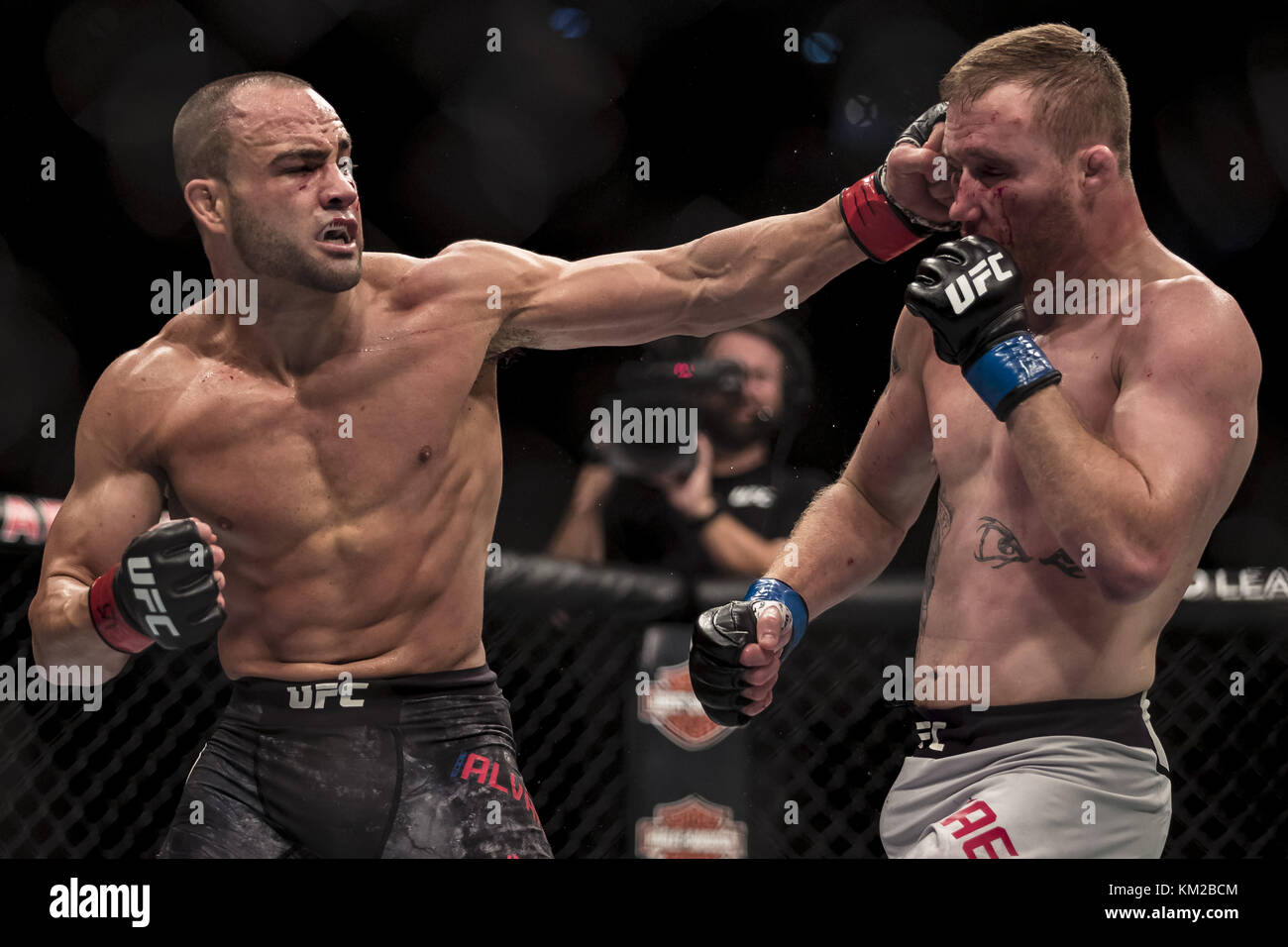 Detroit, Michigan, USA. 2 Décembre, 2017. 16 septembre 2017 : Eddie Alvarez poinçons Justin Gaethje pendant 218 UFC à Little Caesars Arena de Detroit, Michigan. Crédit : Scott/Taetsch ZUMA Wire/Alamy Live News Banque D'Images