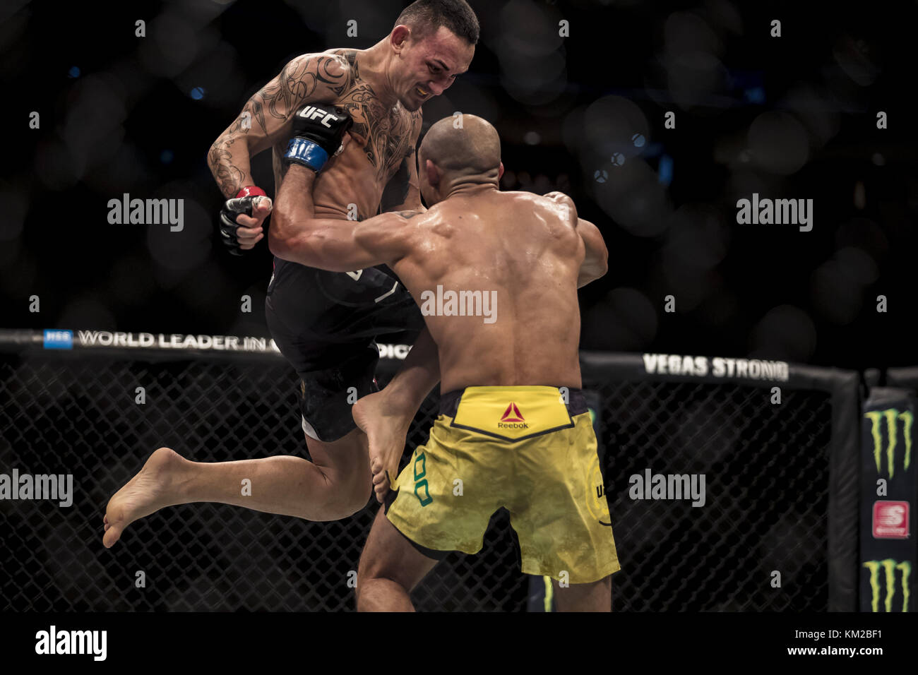 Detroit, Michigan, USA. 19Th Mar, 2017. 16 septembre 2017 : Max Holloway  genoux Jose Aldo durant l'UFC 218 à Little Caesars Arena de Detroit,  Michigan. Crédit : Scott/Taetsch ZUMA Wire/Alamy Live News