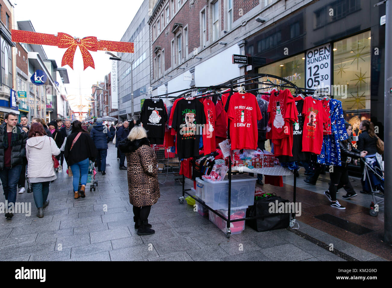 Dublin, Irlande. 19Th Mar, 2017. Conor McGregor en vedette sur le temps des t-shirts. Dimanche occupé sur Henry Street avec les commerçants et les acheteurs se prépare pour Noël Banque D'Images