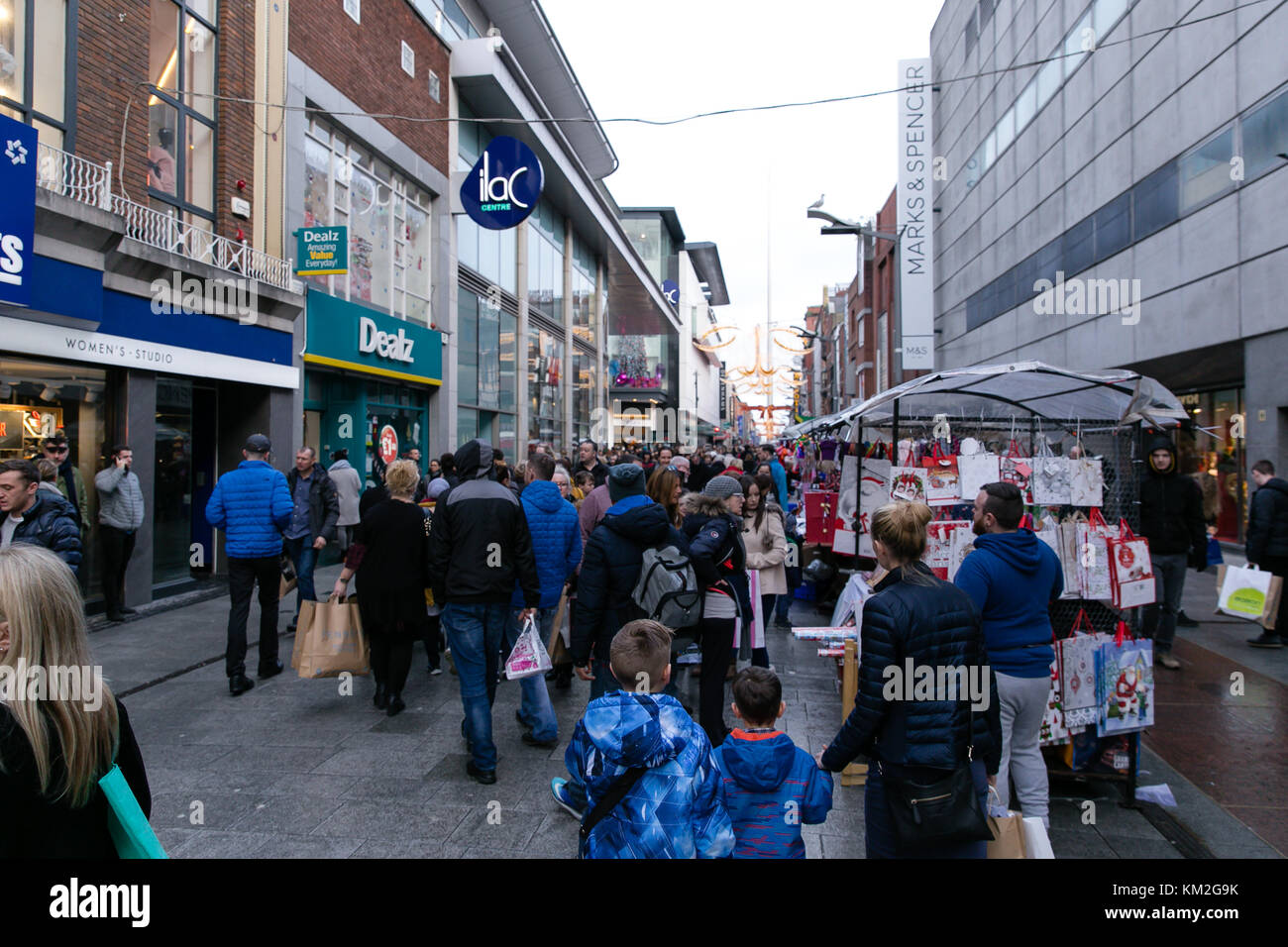 Dublin, Irlande. 19Th Mar, 2017. Dimanche occupé sur Henry Street avec les commerçants et les acheteurs se prépare pour Noël Banque D'Images