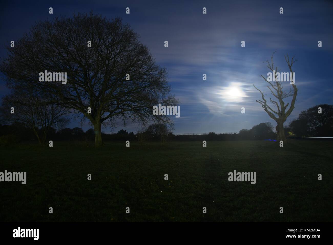 04th décembre 2017 Bournemouth, Royaume-Uni. Super pleine lune le matin d'hiver glacial. 4th décembre 2017 Bournemouth, Royaume-Uni. Credit: Ajit Wick/Alamy Live News Banque D'Images