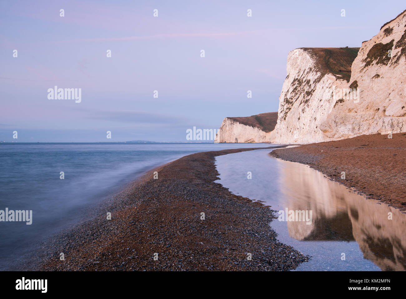 Durdle Door, Dorset, UK. 4 novembre, 2017. Lever du soleil à Durdle Door sur la côte jurassique du Dorset, Angleterre/Vachell Crédit : Owen Alamy Live News Banque D'Images