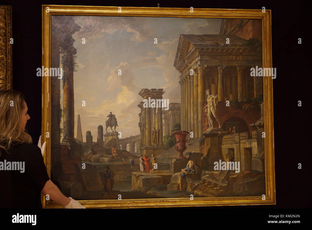 London,UK,4 décembre 2017, une séance de photos pour Bonhams Old Masters Paintings à New Bond Street. Les points forts : UN Capriccio de ruines romaines d'une disciple de Giovanni Paolo Panini, estimé à £000 offriront. Lorenzo Veneziano (1356-1379), Venise active La Crucifixion, estimé à £000 400,000-600. Invisible et non par des historiens de l'art jusqu'au mois dernier, ce cadre coloré et richement décoré de groupe affiche Veneziano, à l'apogée de son influence lorsqu'il a poussé l'art vénitien du modèle byzantin dominante vers un style gothique. Credit : Keith Larby/Alamy Live News Banque D'Images