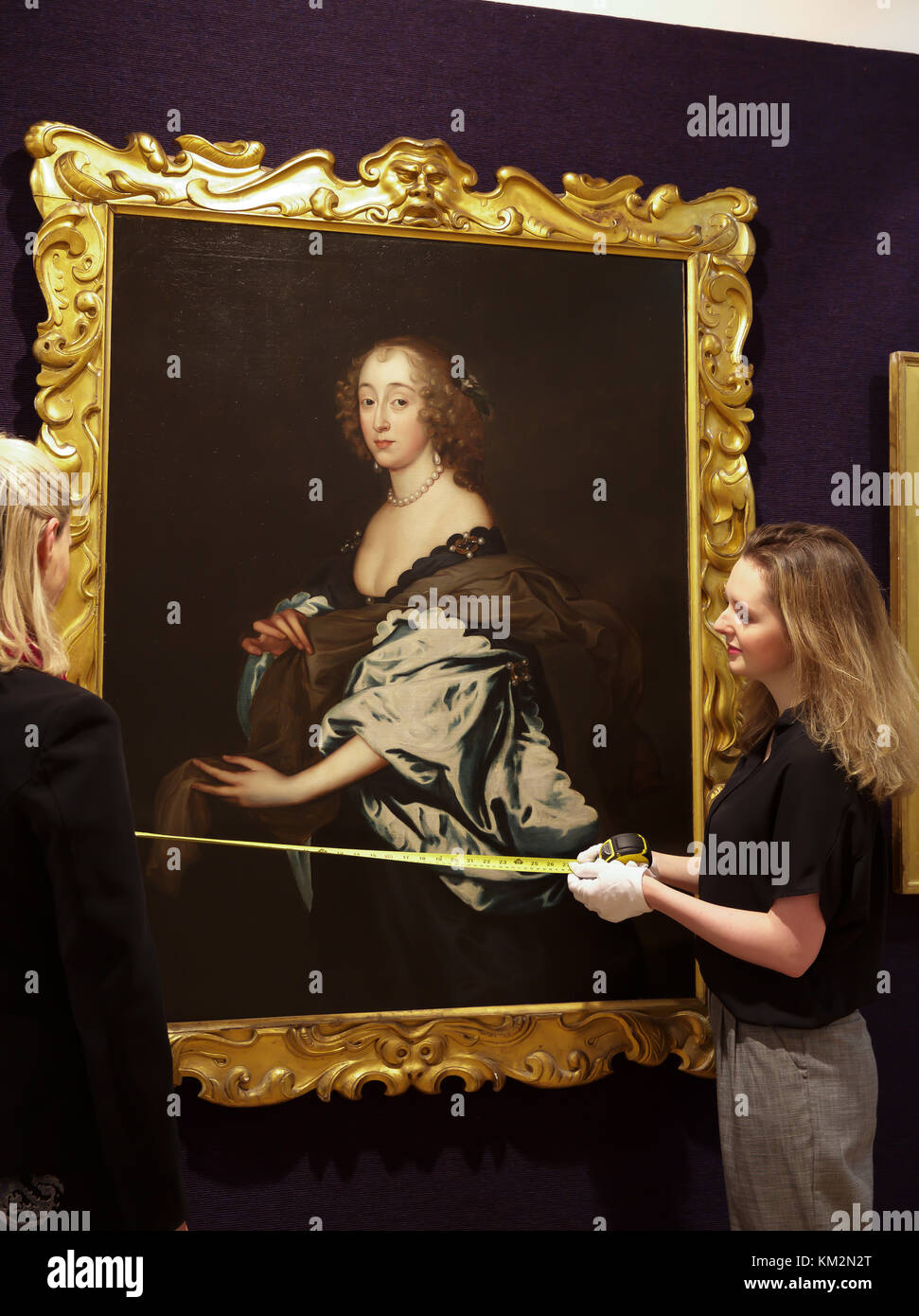 London,UK,4 décembre 2017, une séance de photos pour Bonhams Old Masters Paintings à New Bond Street. Les points forts : UN Capriccio de ruines romaines d'une disciple de Giovanni Paolo Panini, estimé à £000 offriront. Lorenzo Veneziano (1356-1379), Venise active La Crucifixion, estimé à £000 400,000-600. Invisible et non par des historiens de l'art jusqu'au mois dernier, ce cadre coloré et richement décoré de groupe affiche Veneziano, à l'apogée de son influence lorsqu'il a poussé l'art vénitien du modèle byzantin dominante vers un style gothique. Credit : Keith Larby/Alamy Live News Banque D'Images