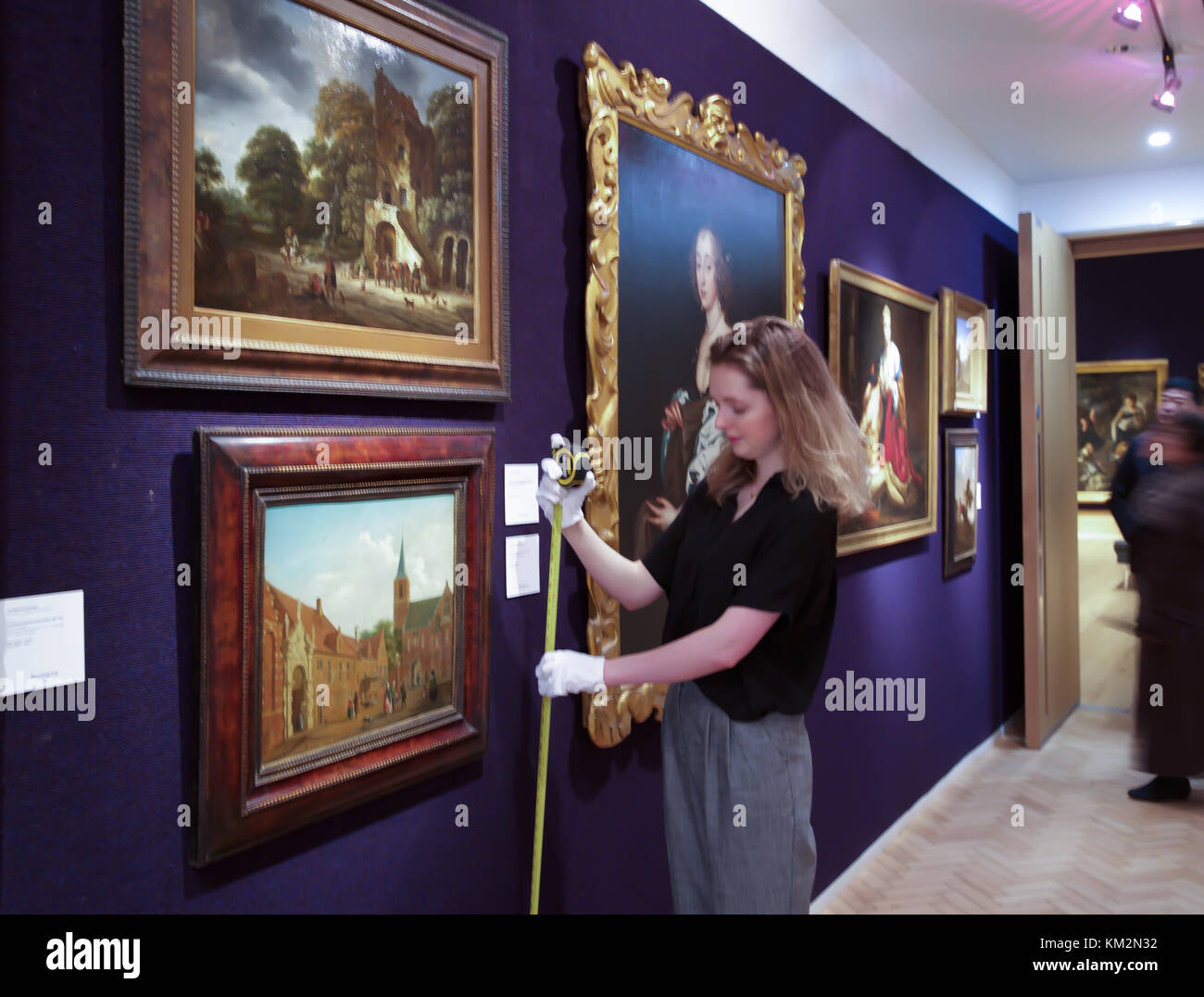 London,UK,4 décembre 2017, une séance de photos pour Bonhams Old Masters Paintings à New Bond Street. Les points forts : UN Capriccio de ruines romaines d'une disciple de Giovanni Paolo Panini, estimé à £000 offriront. Lorenzo Veneziano (1356-1379), Venise active La Crucifixion, estimé à £000 400,000-600. Invisible et non par des historiens de l'art jusqu'au mois dernier, ce cadre coloré et richement décoré de groupe affiche Veneziano, à l'apogée de son influence lorsqu'il a poussé l'art vénitien du modèle byzantin dominante vers un style gothique. Credit : Keith Larby/Alamy Live News Banque D'Images