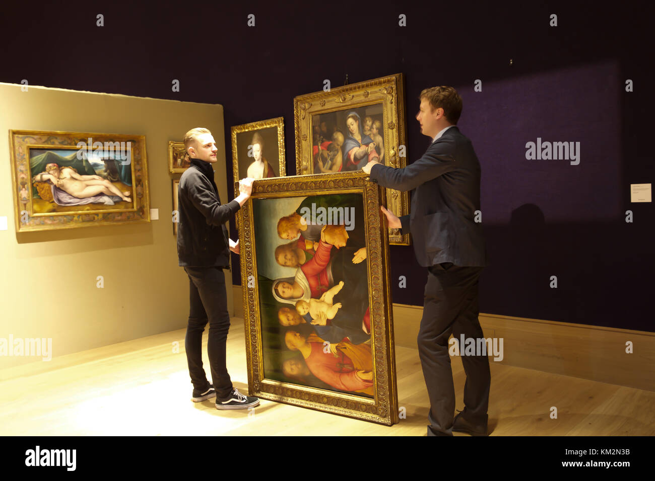 London,UK,4 décembre 2017, une séance de photos pour Bonhams Old Masters Paintings à New Bond Street. Les points forts : UN Capriccio de ruines romaines d'une disciple de Giovanni Paolo Panini, estimé à £000 offriront. Lorenzo Veneziano (1356-1379), Venise active La Crucifixion, estimé à £000 400,000-600. Invisible et non par des historiens de l'art jusqu'au mois dernier, ce cadre coloré et richement décoré de groupe affiche Veneziano, à l'apogée de son influence lorsqu'il a poussé l'art vénitien du modèle byzantin dominante vers un style gothique. Credit : Keith Larby/Alamy Live News Banque D'Images