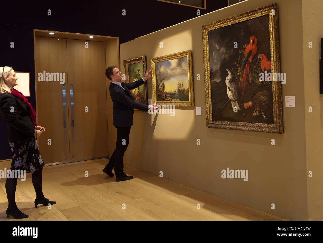 London,UK,4 décembre 2017, une séance de photos pour Bonhams Old Masters Paintings à New Bond Street. Les points forts : UN Capriccio de ruines romaines d'une disciple de Giovanni Paolo Panini, estimé à £000 offriront. Lorenzo Veneziano (1356-1379), Venise active La Crucifixion, estimé à £000 400,000-600. Invisible et non par des historiens de l'art jusqu'au mois dernier, ce cadre coloré et richement décoré de groupe affiche Veneziano, à l'apogée de son influence lorsqu'il a poussé l'art vénitien du modèle byzantin dominante vers un style gothique. Credit : Keith Larby/Alamy Live News Banque D'Images