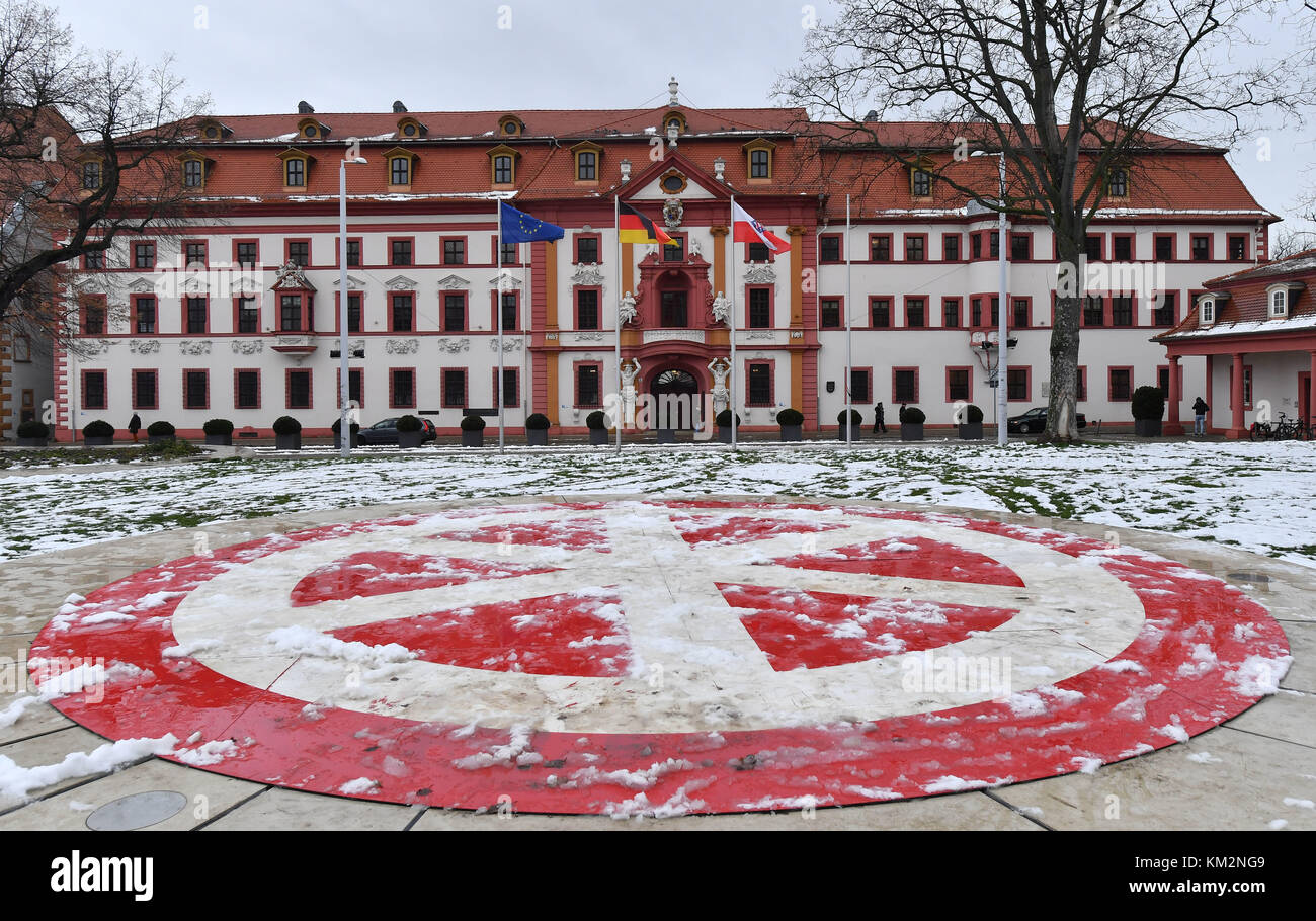 Erfurt, Allemagne. 4 décembre 2017. De la neige boueuse peut être vue sur le sol devant la chancellerie de Thuringe à Erfurt, en Allemagne, le 4 décembre 2017. Un colis DHL au contenu potentiellement dangereux a été enregistré à la chancellerie de l'État de Thuringe. Le colis a été livré le 1er décembre. Après un premier examen, la police a parlé d'une grenade à lancer. On ne sait pas encore si la grenade suspectée a pu exploser. Crédit : Martin Schutt/dpa-Zentralbild/dpa/Alamy Live News Banque D'Images