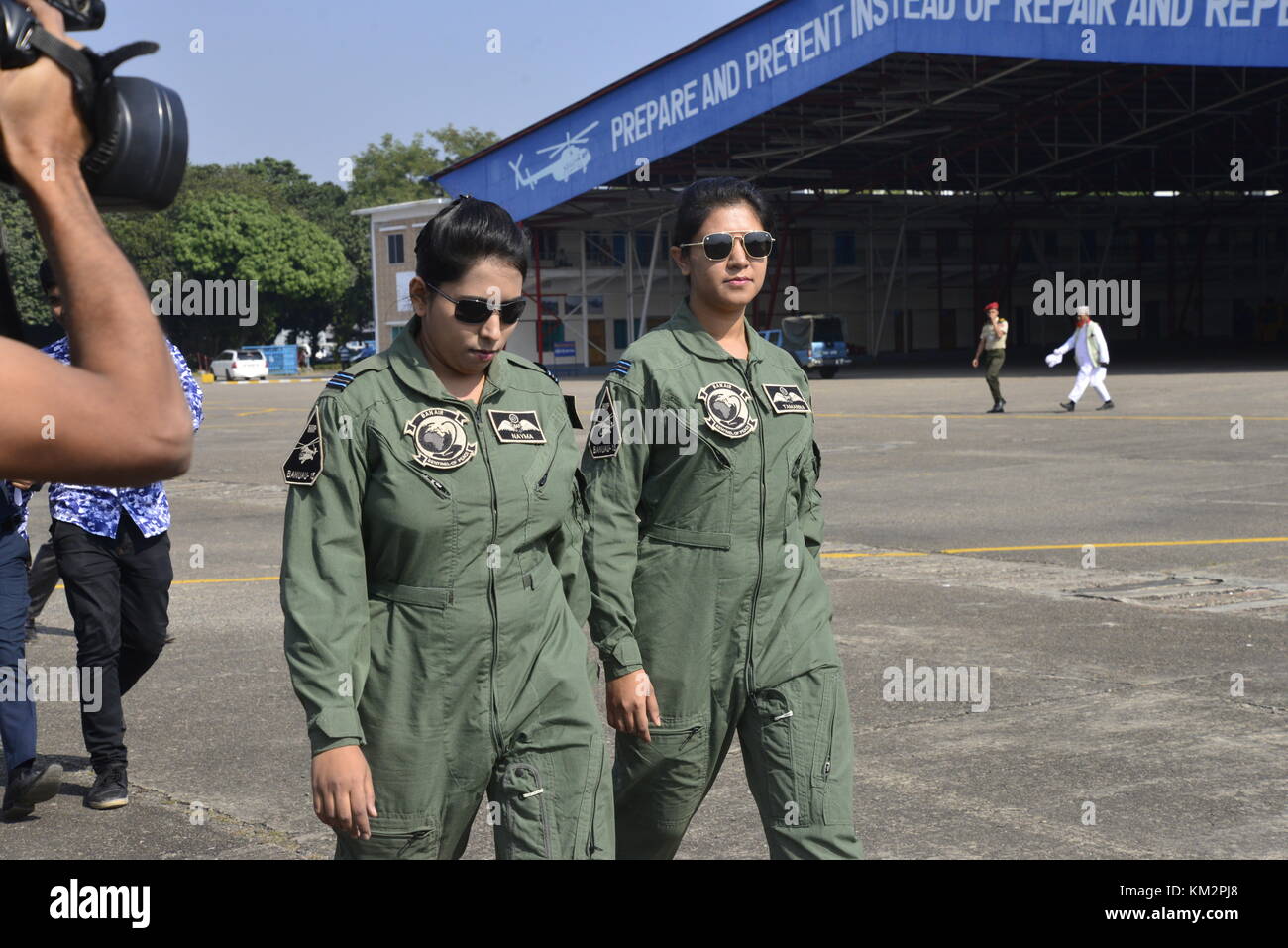 Dhaka, Bangladesh. 4 Décembre, 2017. Le Flight Lieutenant Tamanna-E-Lutfy (à droite) et le capitaine Nayma Haque sont pose pour la photo à Dhaka cantonment à Dhaka, Bangladesh, le 4 décembre 2017. Première femme du Bangladesh de pilotes militaires ont rejoint la mission de maintien de la paix des Nations Unies au Congo, le ministère de la défense a annoncé aujourd'hui dans un communiqué de presse de l'Inter Services Relations Publiques, elle a déclaré le déploiement de Flight Lieutenant Nayma Haque et le capitaine Tamanna-E-Lutfy. Mamunur Rashid/crédit : Alamy Live News Banque D'Images