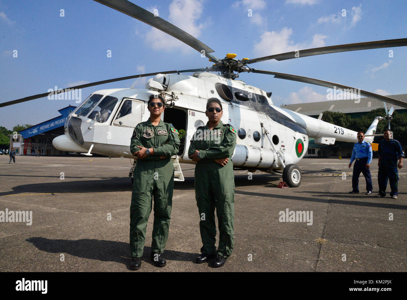 Dhaka, Bangladesh. 4 Décembre, 2017. Le Flight Lieutenant Tamanna-E-Lutfy (à gauche) et le capitaine Nayma Haque sont pose pour la photo à Dhaka cantonment à Dhaka, Bangladesh, le 4 décembre 2017. Première femme du Bangladesh de pilotes militaires ont rejoint la mission de maintien de la paix des Nations Unies au Congo, le ministère de la défense a annoncé aujourd'hui dans un communiqué de presse de l'Inter Services Relations Publiques, elle a déclaré le déploiement de Flight Lieutenant Nayma Haque et le capitaine Tamanna-E-Lutfy. Mamunur Rashid/crédit : Alamy Live News Banque D'Images