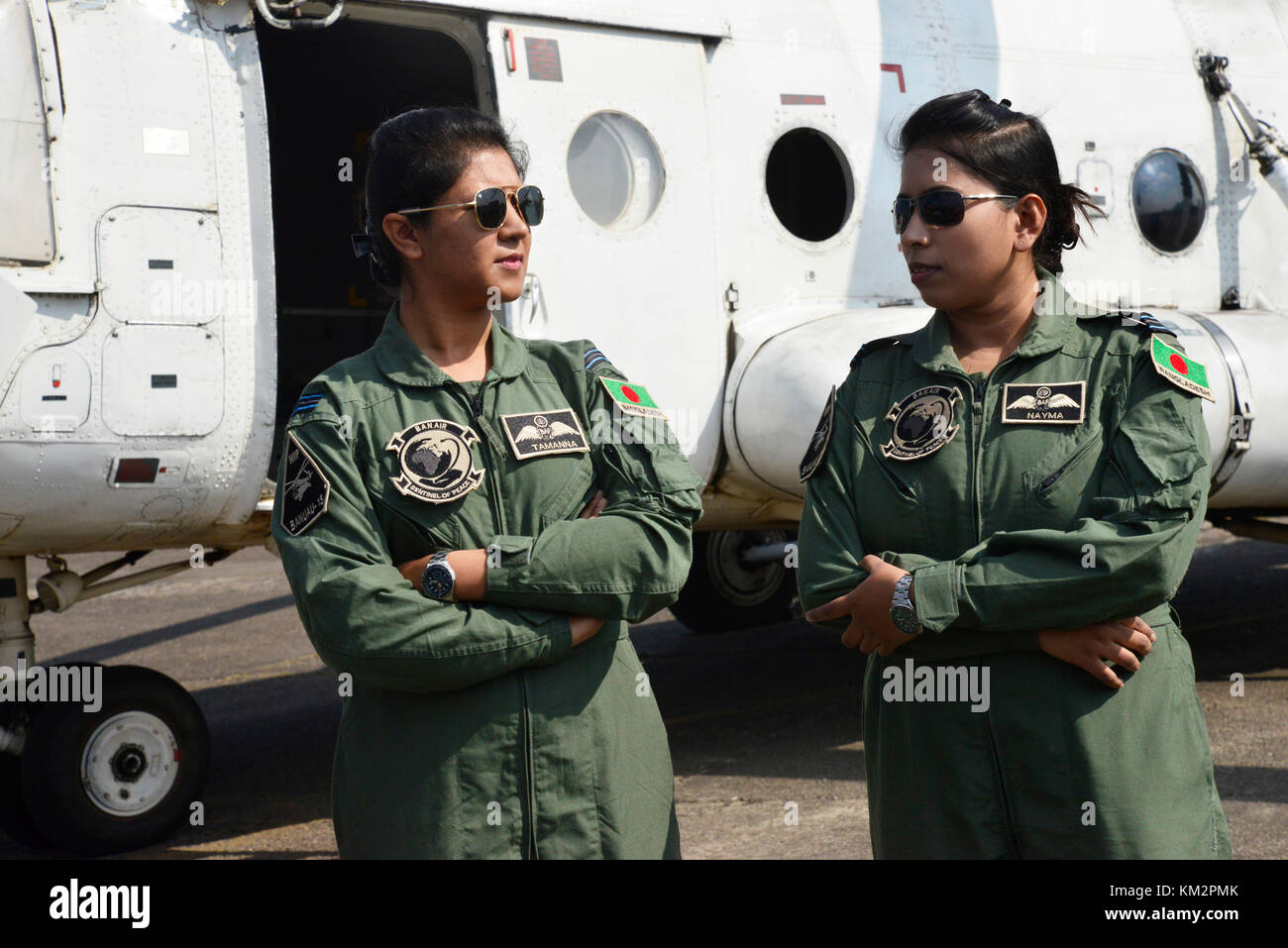 Dhaka, Bangladesh. 4 Décembre, 2017. Le Flight Lieutenant Tamanna-E-Lutfy (à gauche) et le capitaine Nayma Haque sont pose pour la photo à Dhaka cantonment à Dhaka, Bangladesh, le 4 décembre 2017. Première femme du Bangladesh de pilotes militaires ont rejoint la mission de maintien de la paix des Nations Unies au Congo, le ministère de la défense a annoncé aujourd'hui dans un communiqué de presse de l'Inter Services Relations Publiques, elle a déclaré le déploiement de Flight Lieutenant Nayma Haque et le capitaine Tamanna-E-Lutfy. Mamunur Rashid/crédit : Alamy Live News Banque D'Images