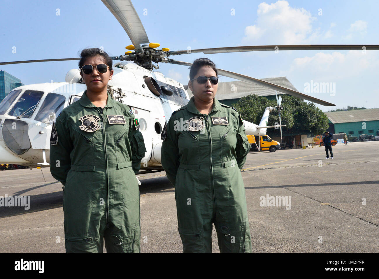 Dhaka, Bangladesh. 4 Décembre, 2017. Le Flight Lieutenant Tamanna-E-Lutfy (à gauche) et le capitaine Nayma Haque sont pose pour la photo à Dhaka cantonment à Dhaka, Bangladesh, le 4 décembre 2017. Première femme du Bangladesh de pilotes militaires ont rejoint la mission de maintien de la paix des Nations Unies au Congo, le ministère de la défense a annoncé aujourd'hui dans un communiqué de presse de l'Inter Services Relations Publiques, elle a déclaré le déploiement de Flight Lieutenant Nayma Haque et le capitaine Tamanna-E-Lutfy. Mamunur Rashid/crédit : Alamy Live News Banque D'Images