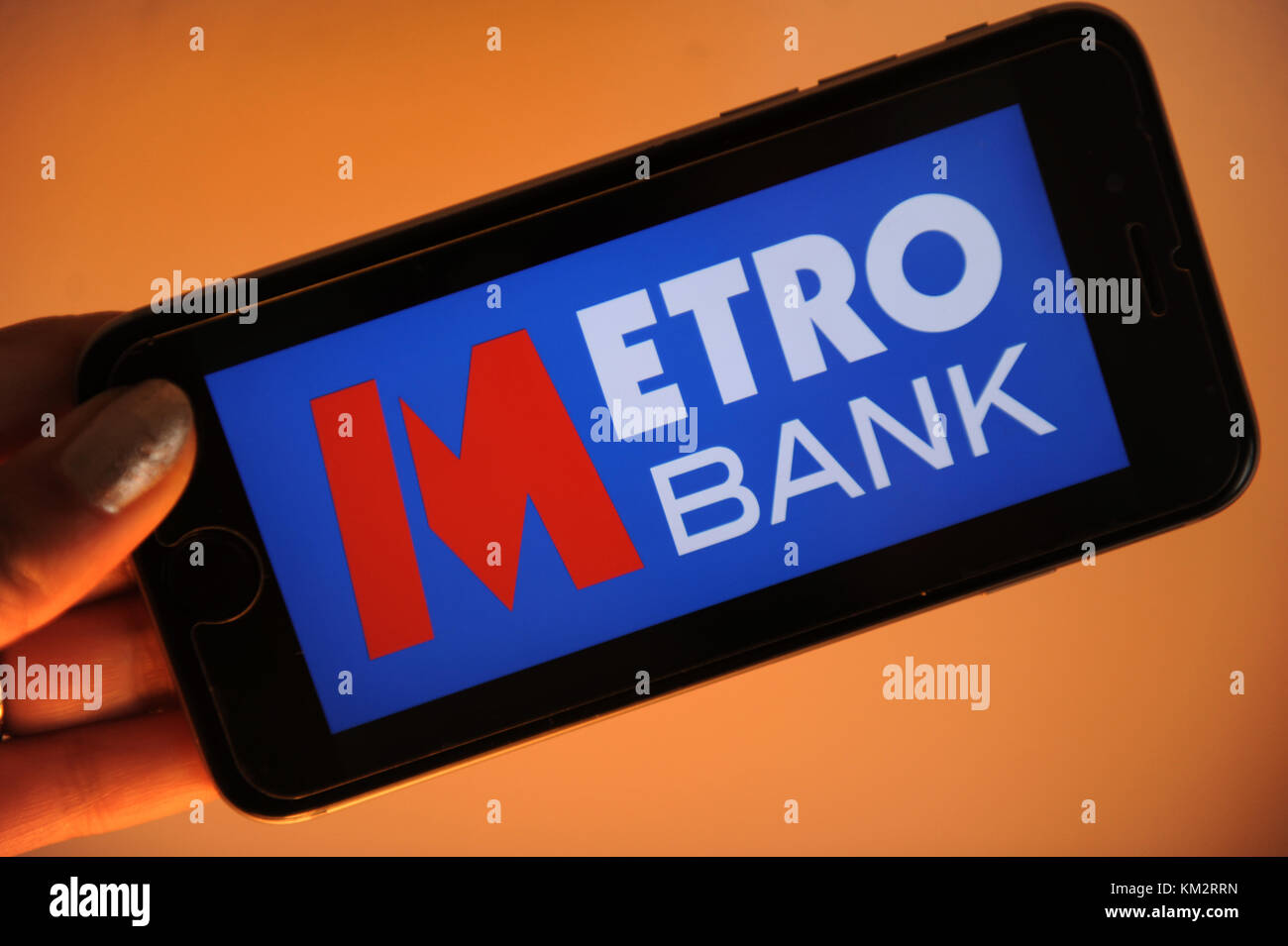 Le métro le logo de la banque sur un téléphone Banque D'Images