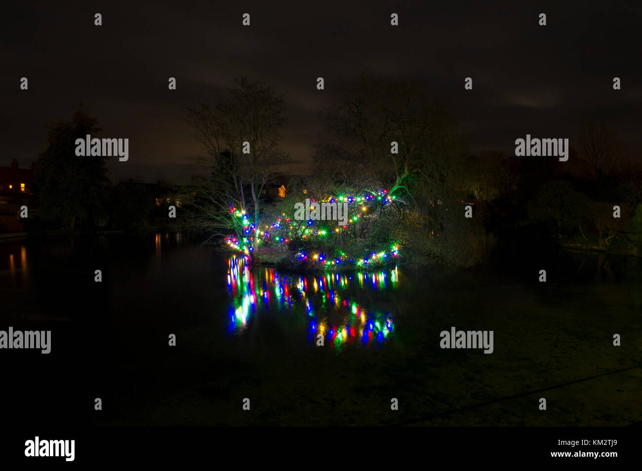 Les lumières de Noël sur l'île de harpham simple reflète dans l'eau près de Driffield dans l'east yorkshire Banque D'Images
