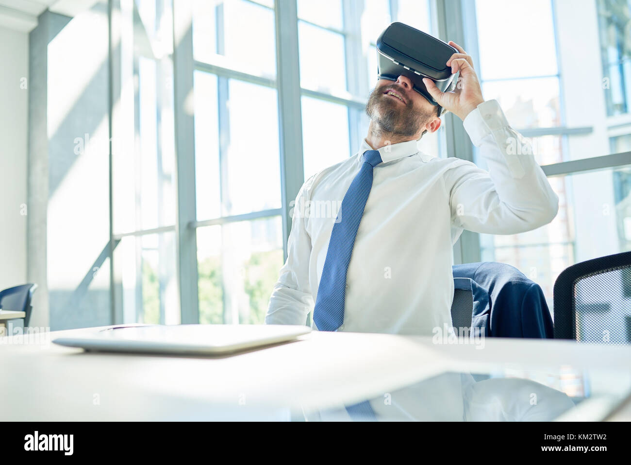 Mature Businessman Using Lunettes VR in Office Banque D'Images