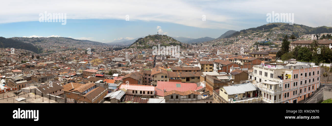 Quito panorama de l'Équateur centré sur la statue de la Vierge de Quito sur la colline Panecillo, Quito, Équateur Amérique du Sud Banque D'Images