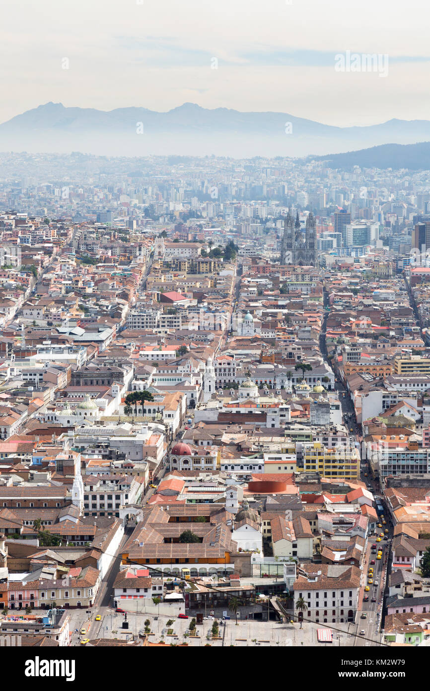 Quito Equateur, paysage urbain par le haut dans la matinée sur la vieille ville de Quito, UNESCO World Heritage Site, Quito, Equateur, Amérique du Sud Banque D'Images