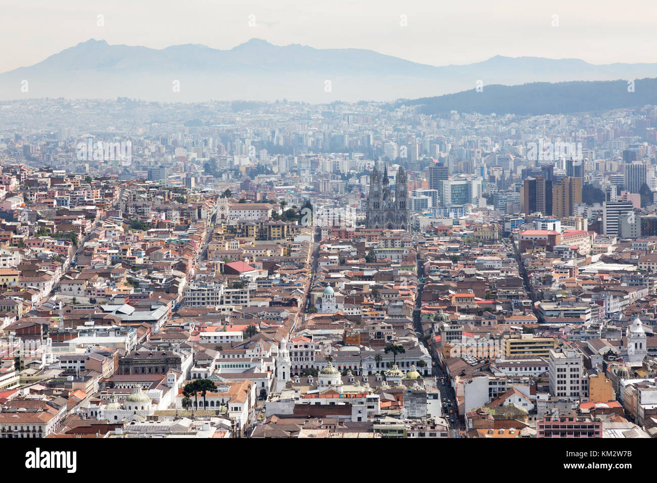 Quito Equateur, paysage urbain par le haut dans la matinée sur la vieille ville de Quito, UNESCO World Heritage Site, Quito, Equateur, Amérique du Sud Banque D'Images