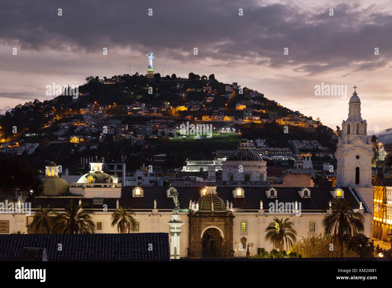 Quito Equateur - crépuscule sur Panecillo Hill ( El Panecillo ), et la Vierge de Quito, Quito, Equateur Amérique du Sud Banque D'Images