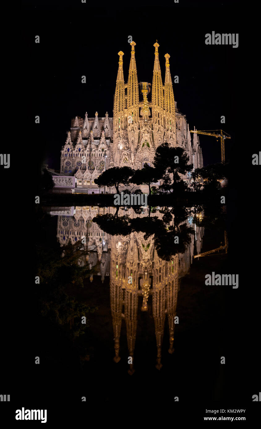 Barcelone, Espagne - Février 4, 2015 : La sagrada familia cathédrale - conçu par Antonio Gaudi, nuit de pleine lune vue depuis la façade la plus ancienne avec des grues Banque D'Images